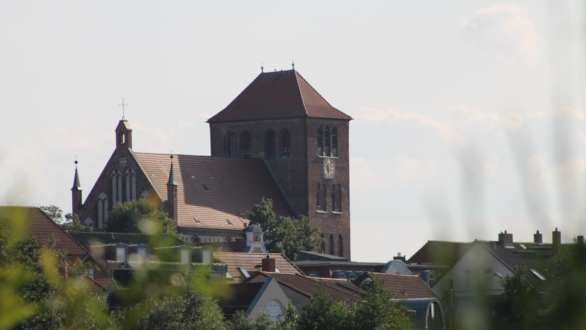 IMG_3668 Georgenkirche mit Blättern