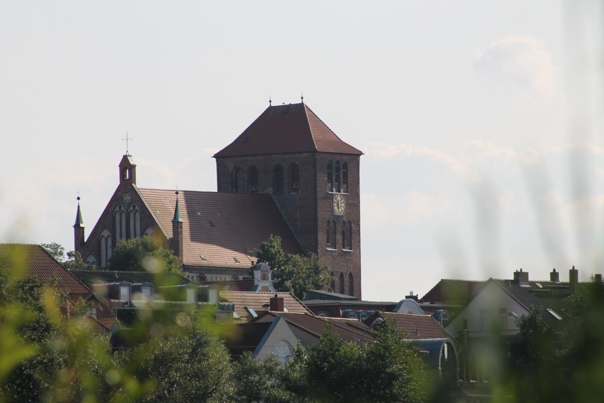 IMG_3668 Georgenkirche mit Blättern