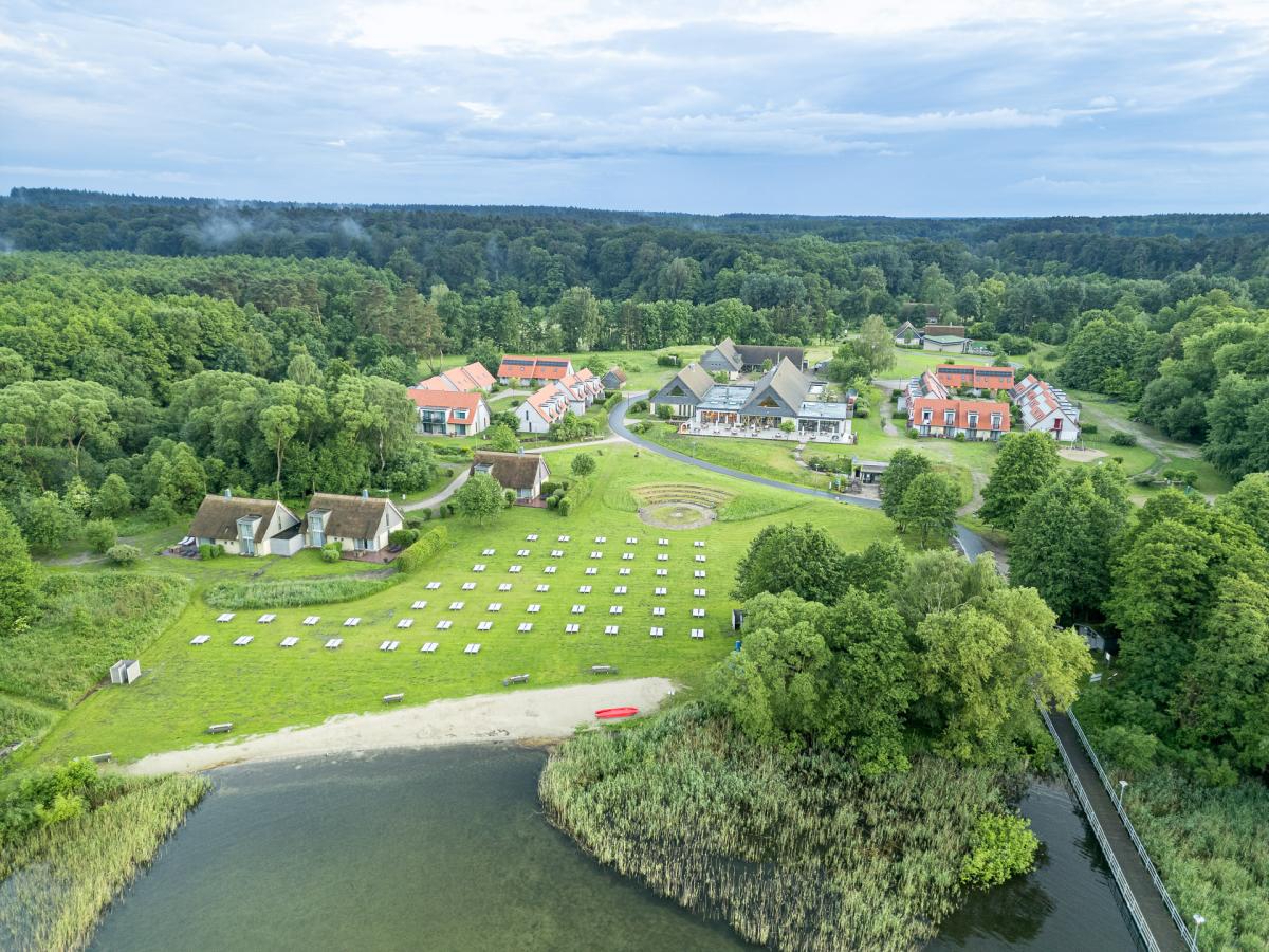 2024-05-BEECH-Plau-Drohne-Luftaufnahme-Sonnenliegen-Badestelle-Resort-im-Hintergrund_1920